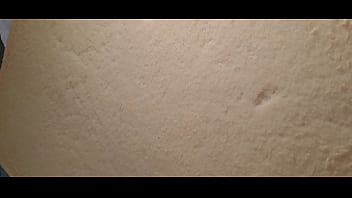 Je pisse sur mon matelas en mousse déchiré