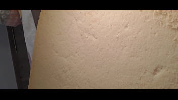 Je pisse sur mon matelas en mousse déchiré