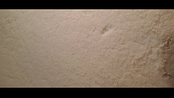 Je pisse sur mon matelas en mousse déchiré