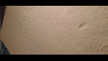 Je pisse sur mon matelas en mousse déchiré