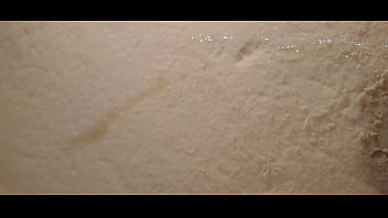 Je pisse sur mon matelas en mousse déchiré