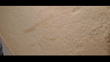 Je pisse sur mon matelas en mousse déchiré