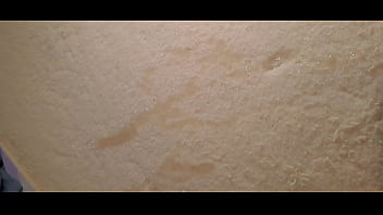 Je pisse sur mon matelas en mousse déchiré Je pisse sur mon matelas en mousse déchiré