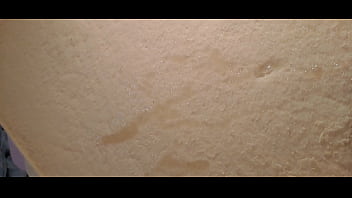 Je pisse sur mon matelas en mousse déchiré Je pisse sur mon matelas en mousse déchiré