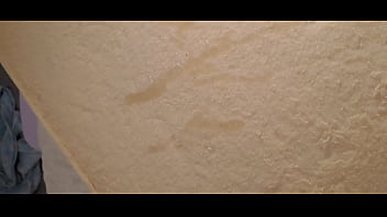 Je pisse sur mon matelas en mousse déchiré