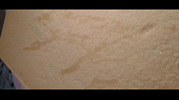 Je pisse sur mon matelas en mousse déchiré Je pisse sur mon matelas en mousse déchiré