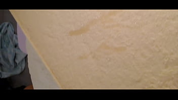 Je pisse sur mon matelas en mousse déchiré Je pisse sur mon matelas en mousse déchiré