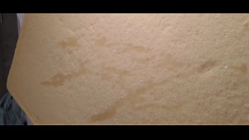 Je pisse sur mon matelas en mousse déchiré Je pisse sur mon matelas en mousse déchiré