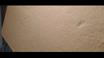 Je pisse sur mon matelas en mousse déchiré