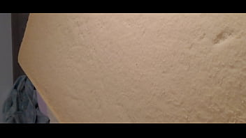 Je pisse sur mon matelas en mousse déchiré