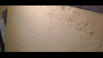 Je pisse sur mon matelas en mousse déchiré Je pisse sur mon matelas en mousse déchiré