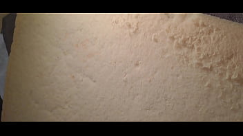 Je pisse sur mon matelas en mousse déchiré