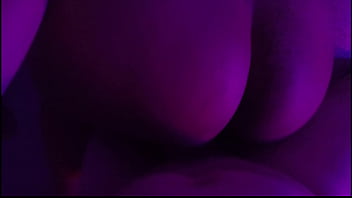 Voy a una fiesta y termino brincando en una verga ¡terrible