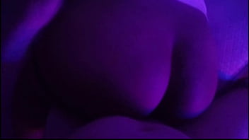 Voy a una fiesta y termino brincando en una verga ¡terrible