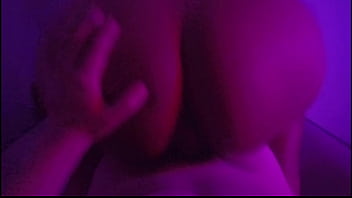 Voy a una fiesta y termino brincando en una verga ¡terrible