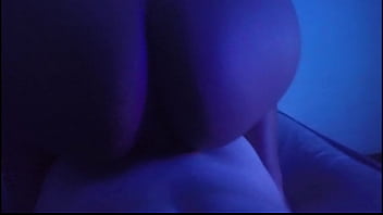 Voy a una fiesta y termino brincando en una verga ¡terrible