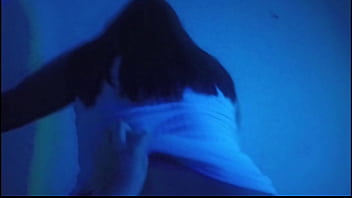 Voy a una fiesta y termino brincando en una verga ¡terrible