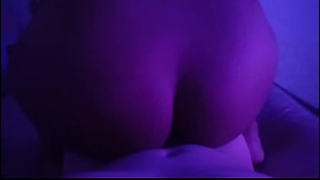 Voy a una fiesta y termino brincando en una verga ¡terrible