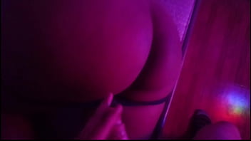 Voy a una fiesta y termino brincando en una verga ¡terrible