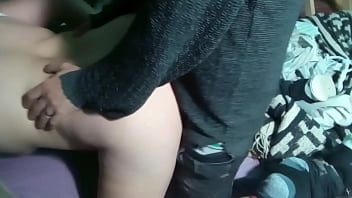 Le toco las tetas se la chupo y cogemos en cuatro