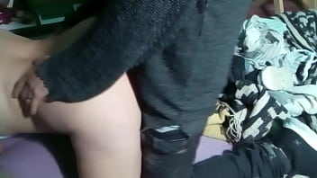 Le toco las tetas se la chupo y cogemos en cuatro