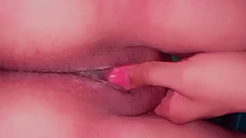 चाची की गीली चूत चाट कर पानी निकल दिया