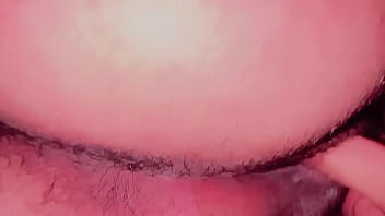 चाची की गीली चूत चाट कर पानी निकल दिया