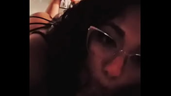 Me siento aburrida y le pido chupar la polla a mi esposo