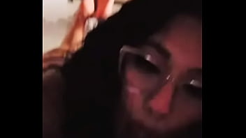 Me siento aburrida y le pido chupar la polla a mi esposo