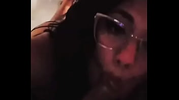 Me siento aburrida y le pido chupar la polla a mi esposo