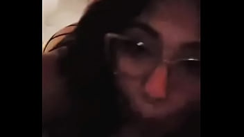 Me siento aburrida y le pido chupar la polla a mi esposo