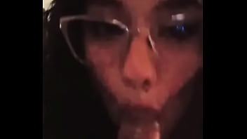 Me siento aburrida y le pido chupar la polla a mi esposo