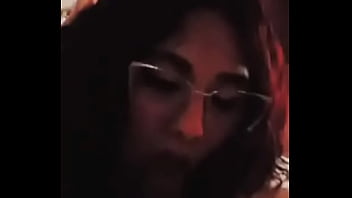 Me siento aburrida y le pido chupar la polla a mi esposo