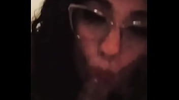 Me siento aburrida y le pido chupar la polla a mi esposo