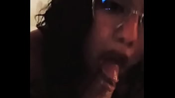 Me siento aburrida y le pido chupar la polla a mi esposo