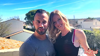 Aurbeauréal blonde joviale adore sucer des queues