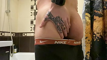 Молодой парень с большим членом дрочит в ванной