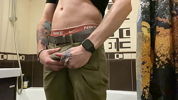 Молодой парень с большим членом дрочит в ванной