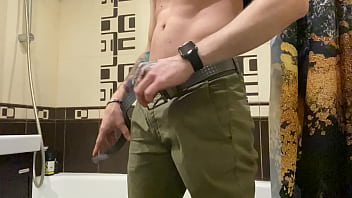 Молодой парень с большим членом дрочит в ванной