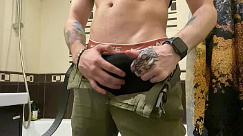 Молодой парень с большим членом дрочит в ванной Молодой парень с большим членом дрочит в ванной