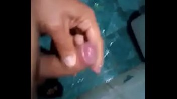 Rica venida en el baño