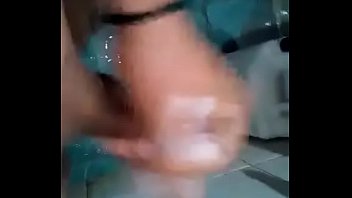 Rica venida en el baño