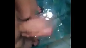 Rica venida en el baño