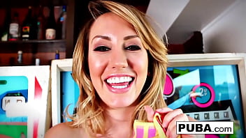 Hot babe fills her hole