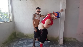 Dotado Tatuado Alarga O Cu Do Gordinho Na Laje Da Quebrada Da Zl thumbnail