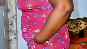 Pelada passando hidratante