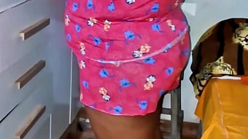 Pelada passando hidratante