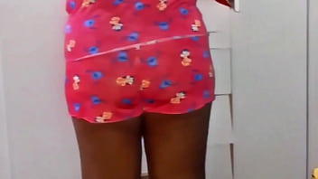 Pelada passando hidratante