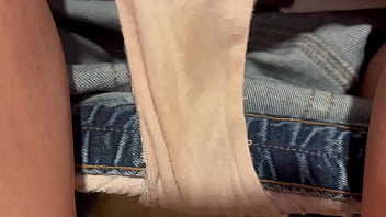 家でオナニーできないからファミレスのト◯レでオナニーしてたら隣の部屋でト◯レしてる人に喘ぎ声が漏れてバレそうになりました