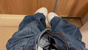 家でオナニーできないからファミレスのト◯レでオナニーしてたら隣の部屋でト◯レしてる人に喘ぎ声が漏れてバレそうになりました